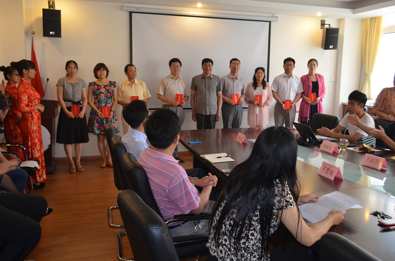 李福华院长为黑料不打烊
优秀党务工作者颁发奖状_副本.jpg