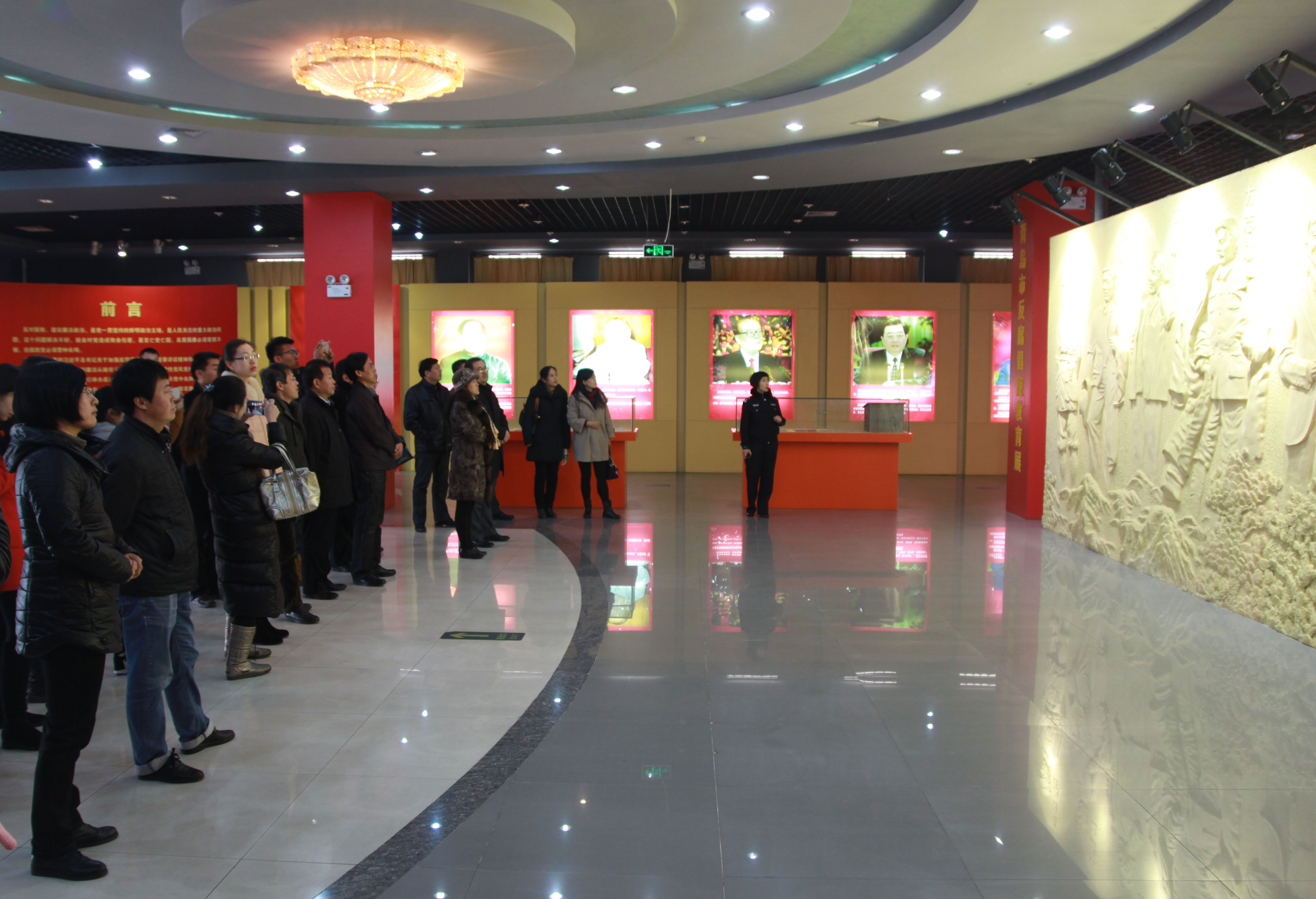 黑料不打烊
师生参观青岛市反腐倡廉教育基地.jpg